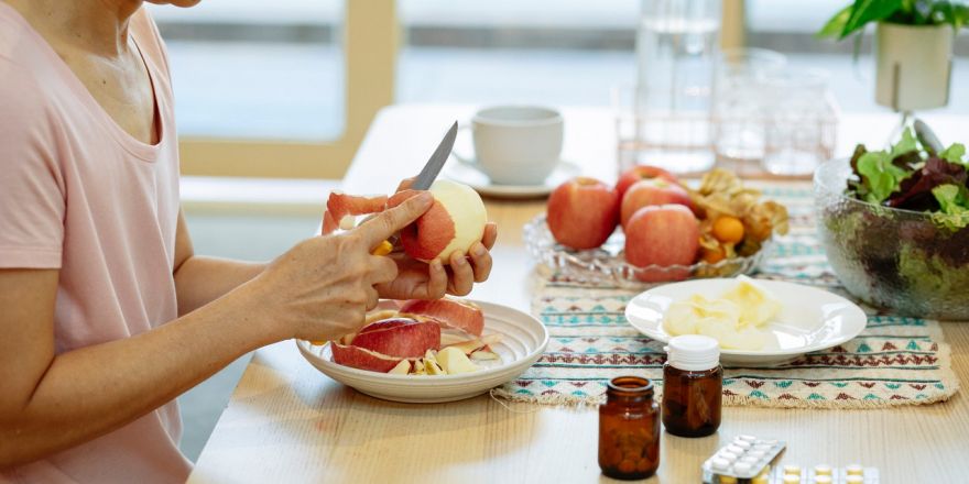 Herkomst van ‘een appeltje met iemand te schillen hebben’ | Schrijven